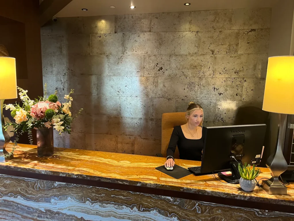 virtual office with live receptionist in Scottsdale.